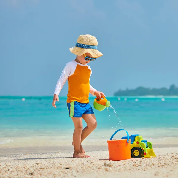 Three year old toddler playing on beach — Stock Photo, Image