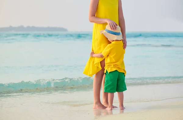 Bambino ragazzo sulla spiaggia con la madre — Foto Stock