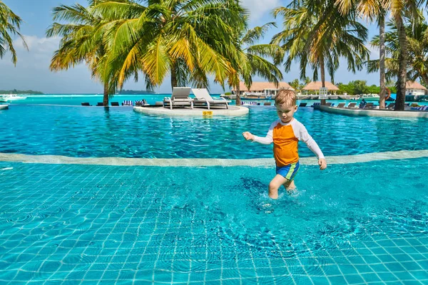 幼儿男孩在度假村游泳池 — 图库照片