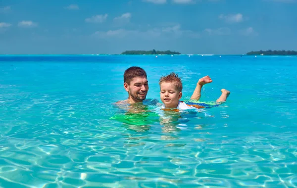 Toddler boy learns to swim with father — Stock Photo, Image