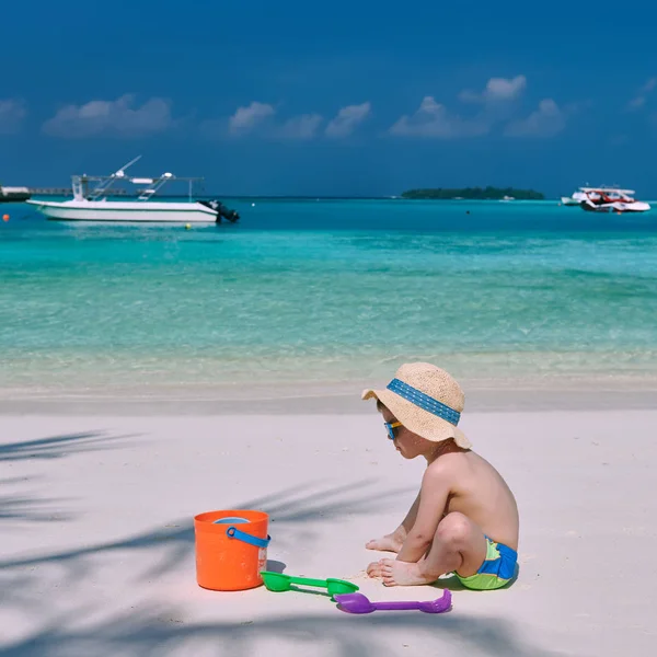 Tre år gammal småbarn leker på stranden — Stockfoto