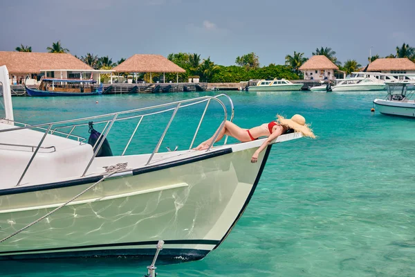 Vrouw in rode bikini liggend op boot Bow — Stockfoto