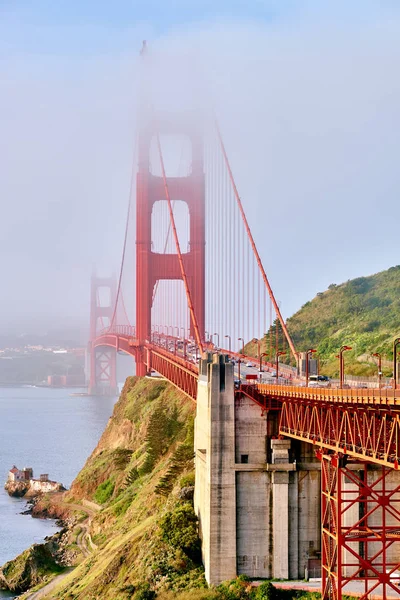 Golden Gate Bridge pohled v mlhavé ráno — Stock fotografie