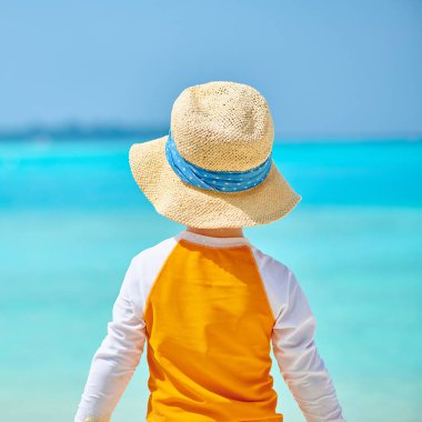 Plajda üç yaşında bir yürümeye başlayan çocuk