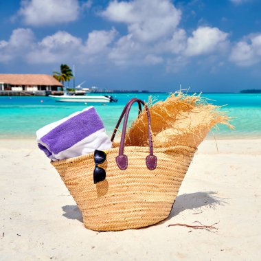 Plajda şapka ve havlu ile Hasır çanta