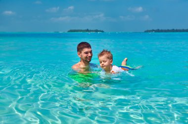 Yürümeye başlayan çocuk babası ile yüzmeyi öğrenir