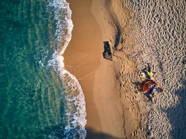 Vacker strand med familj ovanifrån skott — Stockfoto