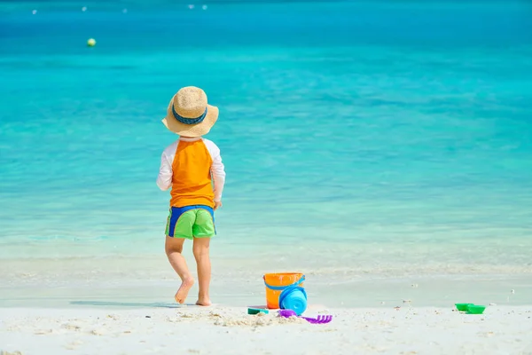 Üç yaşında bir çocuk sahilde oynuyor. — Stok fotoğraf