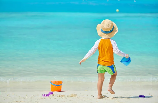 Tre anni bambino che gioca sulla spiaggia — Foto Stock
