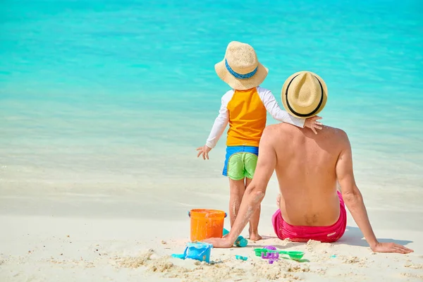Niño en la playa con padre —  Fotos de Stock