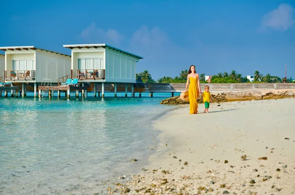 Niño en la playa con madre — Foto de Stock