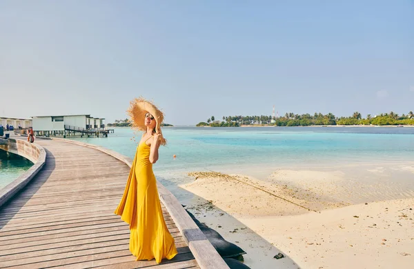 Женщина в платье прогулка по тропическому пляжу — стоковое фото