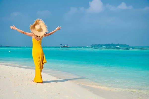 Mujer en vestido caminando en la playa tropical — Foto de Stock