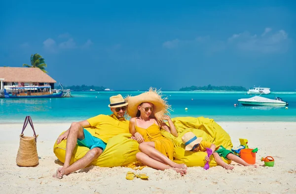 Família com menino de três anos na praia — Fotografia de Stock