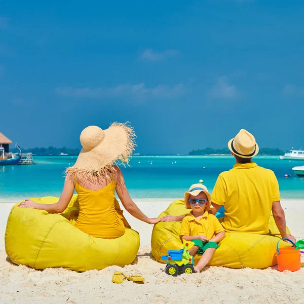 Gezin met drie jaar oude jongen op het strand — Stockfoto