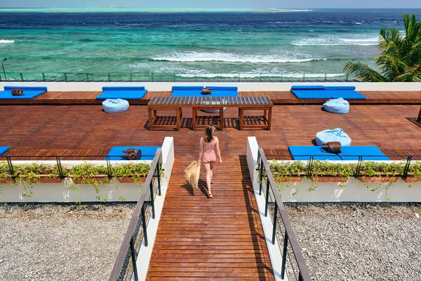 Femme en maillot de bain rayé sur patio de plage — Photo