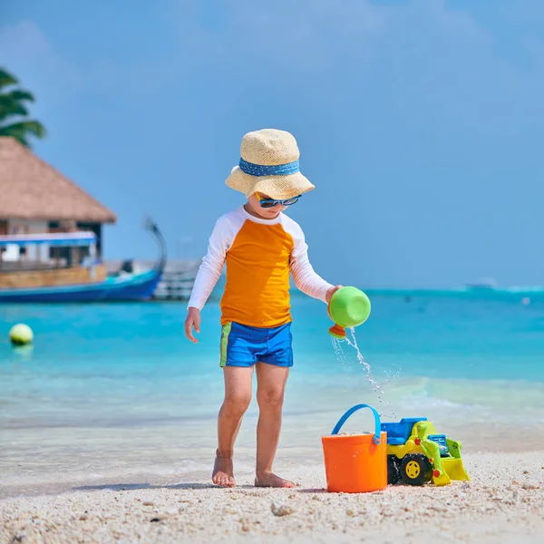 Niño de tres años jugando en la playa — Foto de Stock