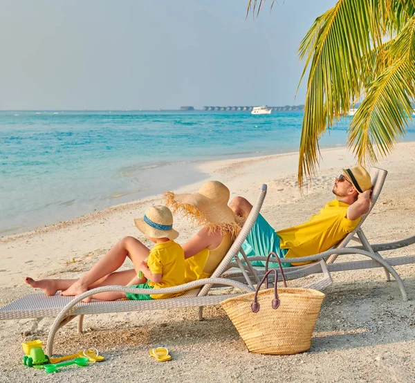 Familia con niño de tres años en la playa — Foto de Stock