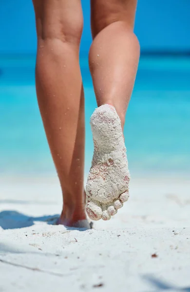 Жінка ходить на тропічному білому піщаному пляжі — стокове фото