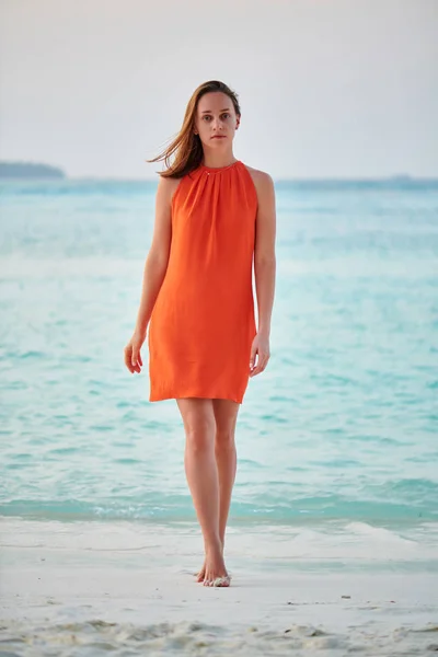 Mujer en vestido caminando en la playa tropical —  Fotos de Stock