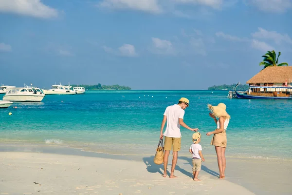 Familia con niño de tres años en la playa — Foto de Stock