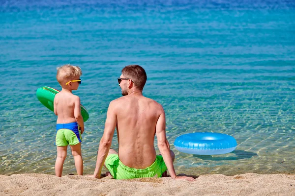 幼儿男孩在海滩与父亲 — 图库照片