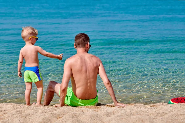 Toddler boy on beach with father — Stock Photo, Image