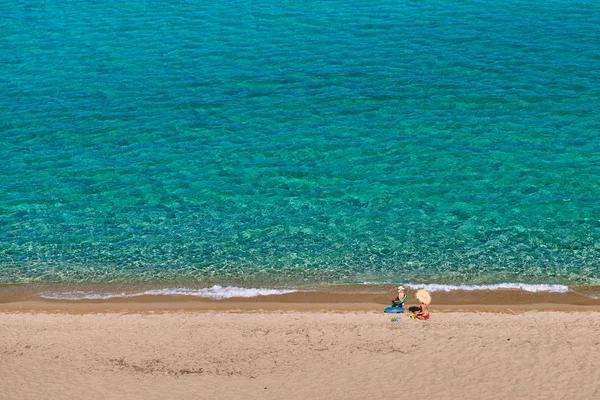 Enfant garçon sur la plage avec sa mère — Photo