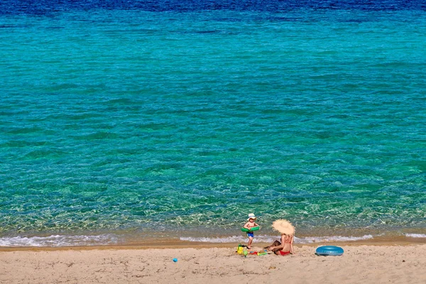 Peuter jongen op strand met moeder — Stockfoto