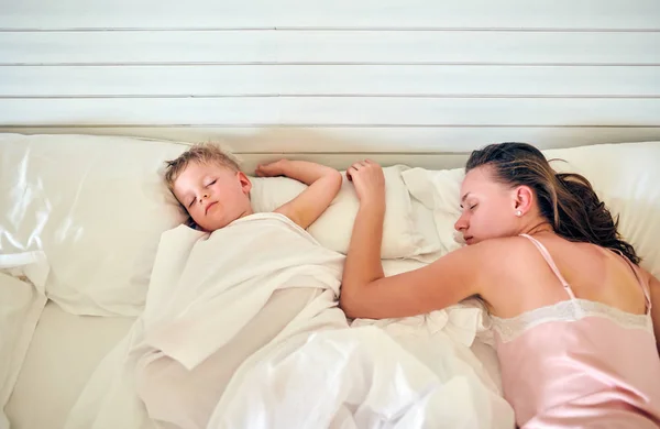 Menino criança dormindo no travesseiro com a mãe — Fotografia de Stock
