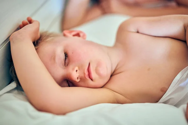 Хлопчик Тоддлер спить на подушці з мамою — стокове фото