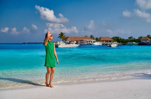 Donna in abito camminare sulla spiaggia tropicale — Foto Stock