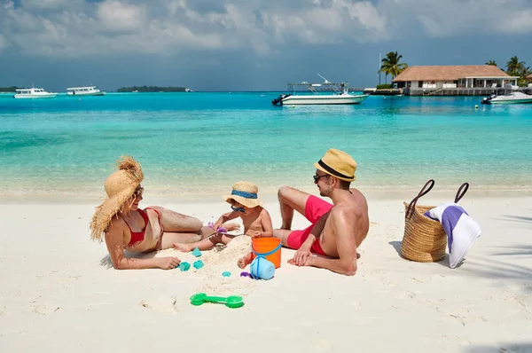Сім'я з трирічним хлопчиком на пляжі — стокове фото