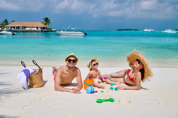 Família com menino de três anos na praia — Fotografia de Stock