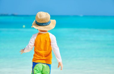 Üç yaşındaki yürümeye başlayan çocuk sahilde. Maldivler aile tatil yaz.