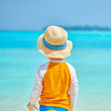 Üç yaşındaki yürümeye başlayan çocuk sahilde. Maldivler aile tatil yaz.