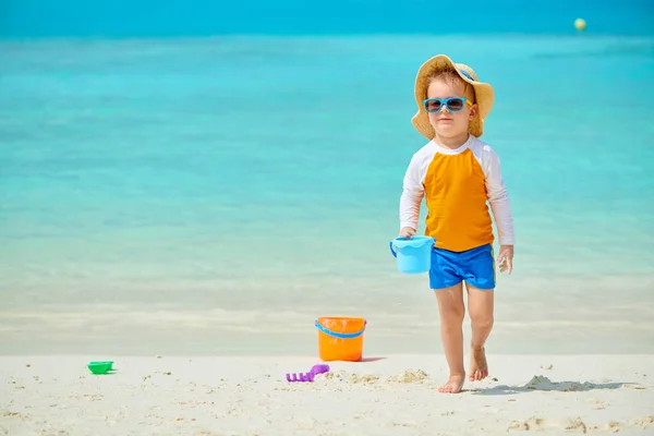 3岁的幼儿男孩在海滩上玩沙滩玩具 马尔代夫的暑假 — 图库照片