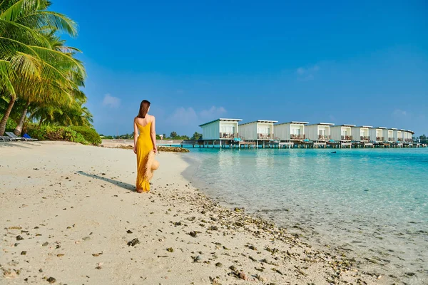 Tropik Plajda Yürüyen Elbiseli Bir Kadın Maldivler Yaz Tatili — Stok fotoğraf