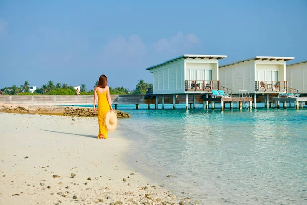 Donna Abito Camminare Sulla Spiaggia Tropicale Vacanze Estive Alle Maldive — Foto Stock