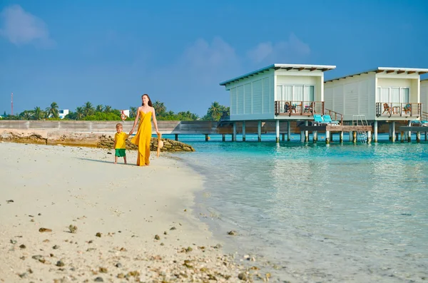 Drie Jarige Peuter Jongen Strand Met Moeder Zomer Familie Vakantie — Stockfoto