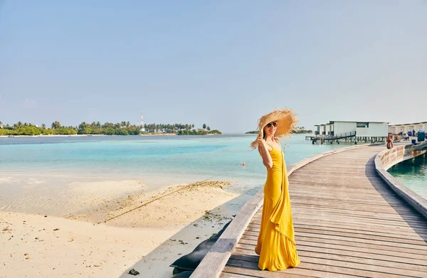 Žena Šatech Kráčí Promenádě Tropické Pláži Letní Dovolená Maledivách — Stock fotografie
