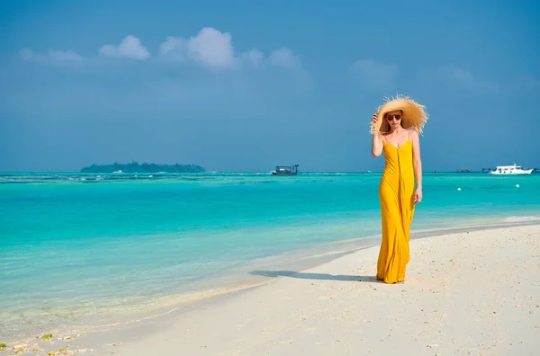 Een Vrouw Een Jurk Die Een Tropisch Strand Loopt Zomervakantie — Stockfoto