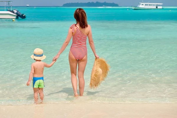 Menino Três Anos Praia Com Mãe Férias Família Verão Nas — Fotografia de Stock