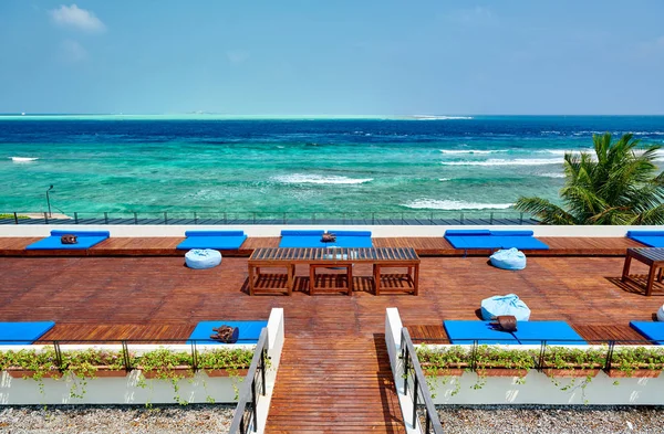 Praia Tropical Com Deck Pátio Férias Verão Nas Maldivas — Fotografia de Stock
