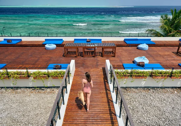 Femme Maillot Bain Une Pièce Rayures Rouges Marchant Sur Patio — Photo