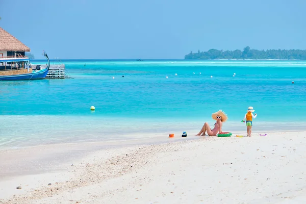 Niño Tres Años Playa Con Madre Vacaciones Familiares Verano Maldivas — Foto de Stock