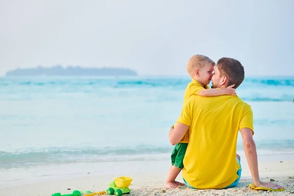 Niño Tres Años Playa Con Padre Vacaciones Familiares Verano Maldivas — Foto de Stock