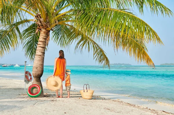 Трехлетний Мальчик Пляже Матерью Летний Семейный Отдых Мальдивах — стоковое фото