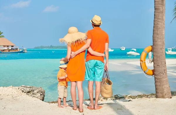 Családi Strand Fiatal Házaspár Orange Három Éves Fiú Pálmafa Alatt — Stock Fotó