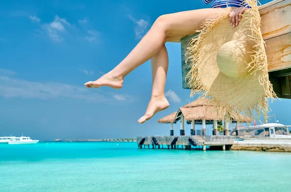 Frau Sitzt Auf Hölzernem Strandsteg Sommerurlaub Auf Den Malediven — Stockfoto